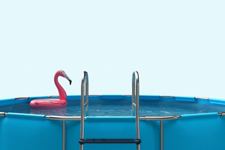 Ein aufstellbares Schwimmbecken mit einer pinken Flamingo-Schwimmnudel und einer Leiter.