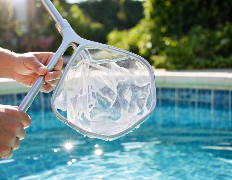 Ein Handnetz wird aus einem Schwimmingpool mit Wasser gehoben.